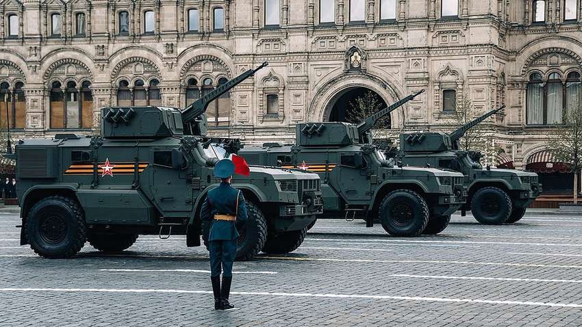 В британской разведке рассказали, почему парад на Красной площади стал посмешищем