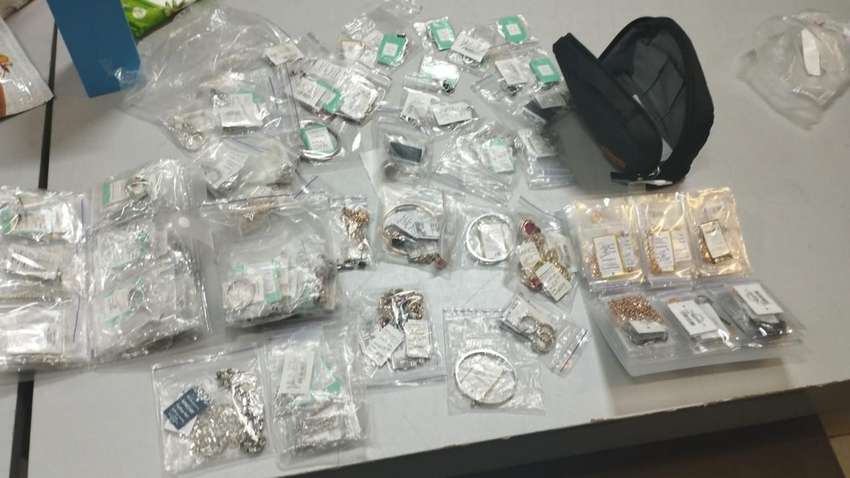 Ручна поклажа: жінка з Польщі везла додому майже два кілограма ювелірних прикрас (ФОТО)