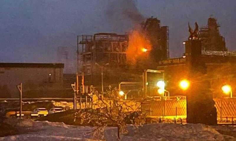 За тысячу километров от фронта: дроны устроили бавовну на крупнейшем НПЗ России (ВИДЕО) За тысячу километров от фронта: дроны устроили бавовну на крупнейшем НПЗ России (ВИДЕО)