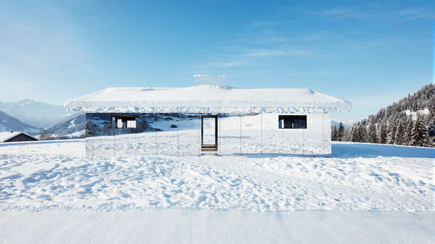 Неймовірно: в Альпах побудували будинок, який відображає зміну пір року (відео)