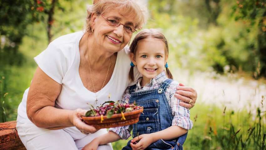 Ученые объяснили феномен: почему именно бабушка по маминой линии становится самым важным человеком для внуков