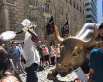 Атакуючий бик на Уолл-стріт: у Нью-Йорку хуліган пошкодив статую