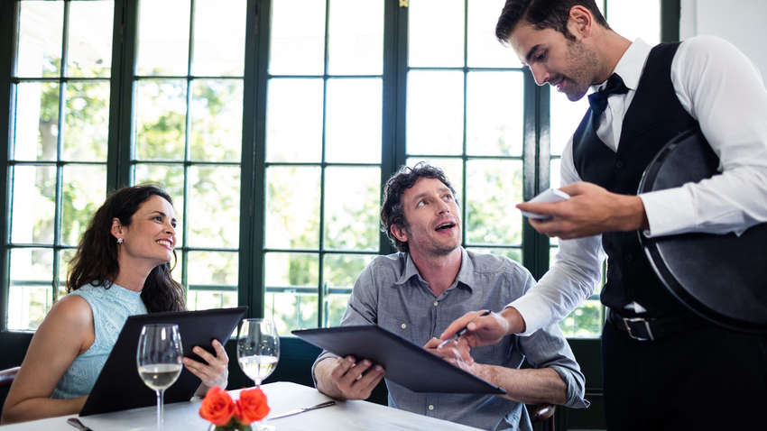 ТОП-8 «гачків» офіціантів, на які ми вічно потрапляємо ТОП-8 «гачків» офіціантів, на які ми вічно потрапляємо