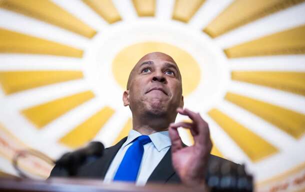 Сенатор установил рекорд, выступая больше суток: как ему это удалось