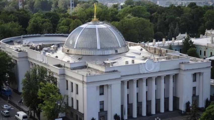 Карантин во власти и законы "под шумок": как коронавирус отразится на Верховной Раде