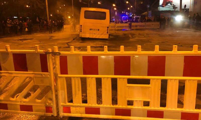 Потоп у Ocean Plaza в Киеве: из-за порыва трубы проваливается под асфальт транспорт