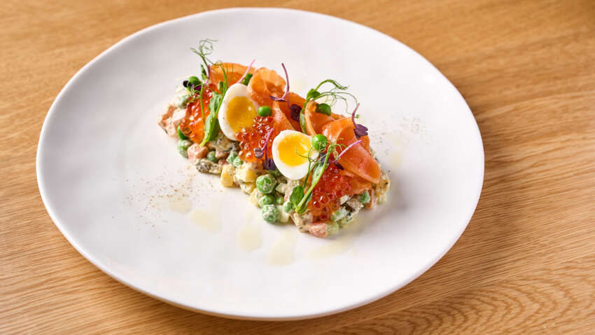 Не кладите колбасу: один ингредиент превращает «Оливье» в ресторанный хит Не кладите колбасу: один ингредиент превращает «Оливье» в ресторанный хит