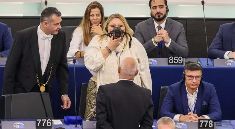 Надела на себя БДСМ-намордник и начала кричать: с Европарламента выгнали антиукраинскую депутатку