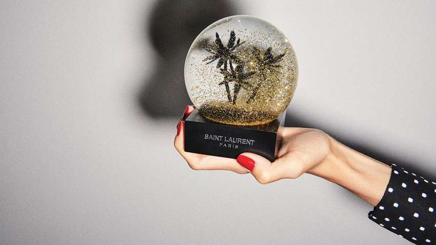 Saint Laurent випустили лижі, ялинку та інші новорічні подарунки