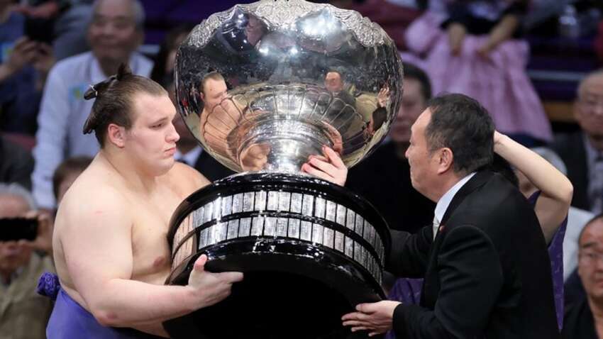 Украинец шокировал Японию: Явгусишин второй раз подряд выиграл Кубок Императора по сумо