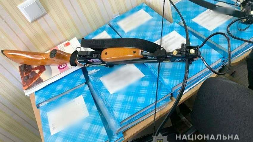 Полтавчанка влаштувала стрілянину з арбалета у школі: є поранені (ФОТО) Полтавчанка влаштувала стрілянину з арбалета у школі: є поранені (ФОТО)