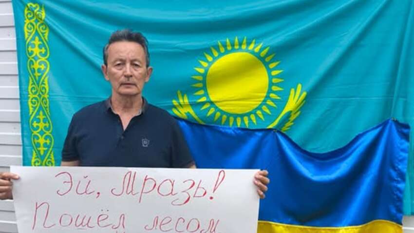 В Казахстане во время визита Путина задержали активиста из-за плаката об Украине (ФОТО)
