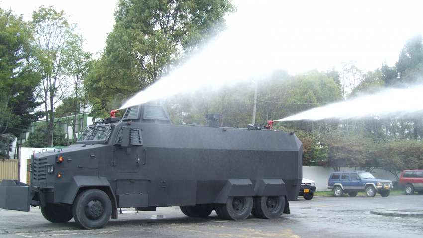 Польша применила против мигрантов водометы: Беларусь это называет прямой агрессией Польша применила против мигрантов водометы: Беларусь это называет прямой агрессией