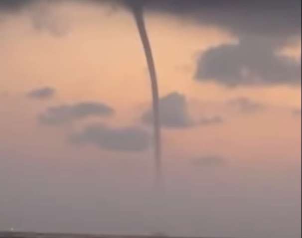 В ОАЭ запечатлели редкое природное явление (ВИДЕО)  В ОАЭ запечатлели редкое природное явление (ВИДЕО)