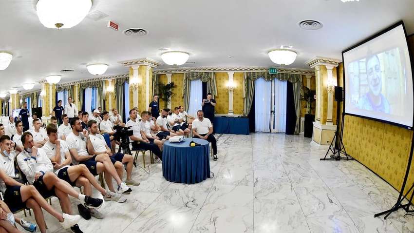 Зеленський підтримав збірну України перед матчем з Англією (ФОТО) Зеленський підтримав збірну України перед матчем з Англією (ФОТО)