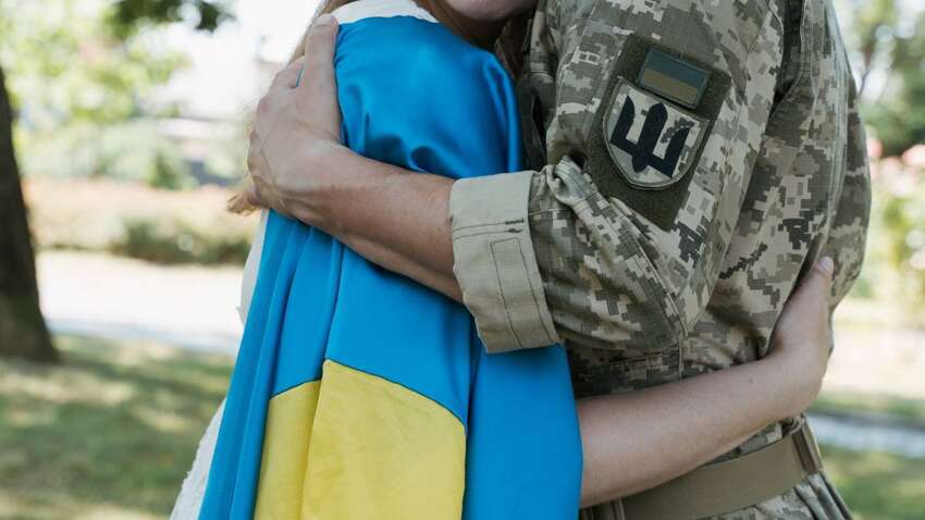 Кохання без кордонів: як здивувати військового у День закоханих