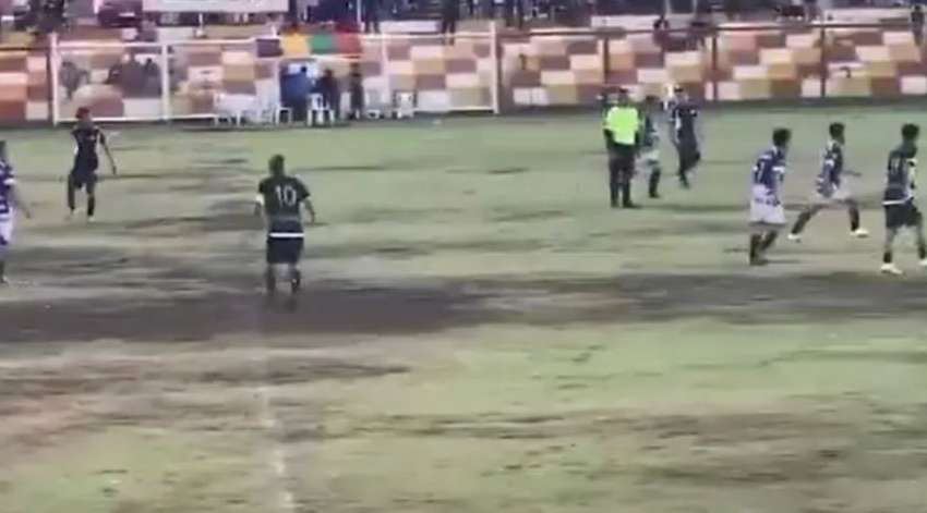 Футболіста під час матчу вбила блискавка (ВІДЕО)