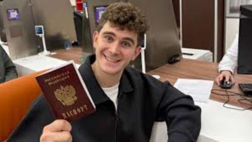 Блогер із Кривого Рогу змінив Україну на Росію – і показав новий паспорт на камеру Блогер із Кривого Рогу змінив Україну на Росію – і показав новий паспорт на камеру