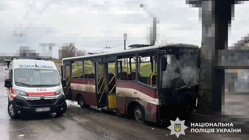 Трагедія у Херсоні: окупанти розстріляли маршрутку з РСЗВ – є загиблі та поранені