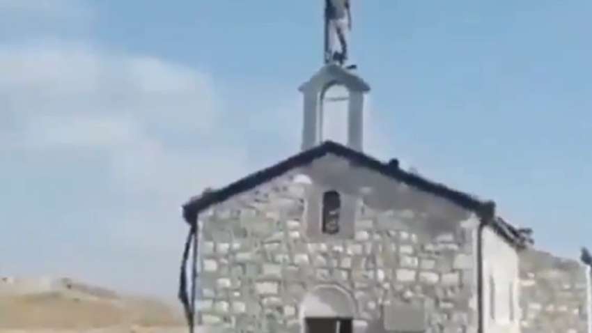 Залез на церковь: азербайджанец осквернил культурное наследие Карабаха (видео)