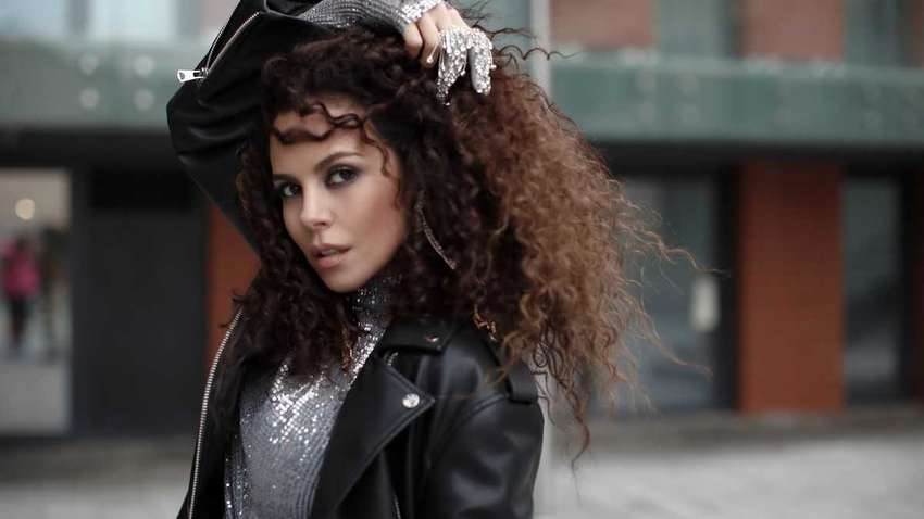 Настя Каменских с точностью повторила свое детское фото