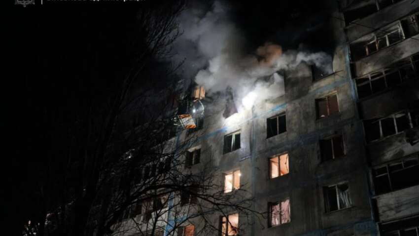  Атака “Шахедів” на Запоріжжя: у місті загорілася багатоповерхівка (ВІДЕО)