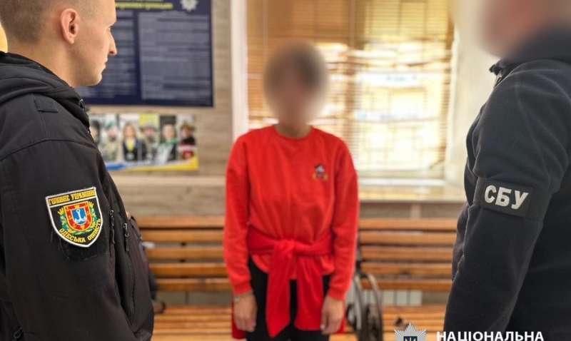 В центрі Одеси жінка спробувала вивісити триколор: яке покарання на неї чекає