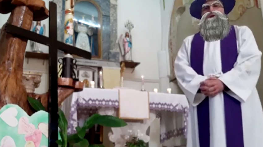 З гантелями і в капелюсі: священик потішив віруючих під час онлайн-служби