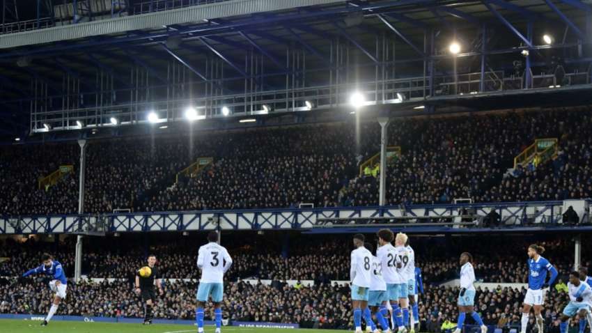 Гол-красавец со штрафного помог Миколенко и Эвертону победить Кристал Пелас (ВИДЕО)