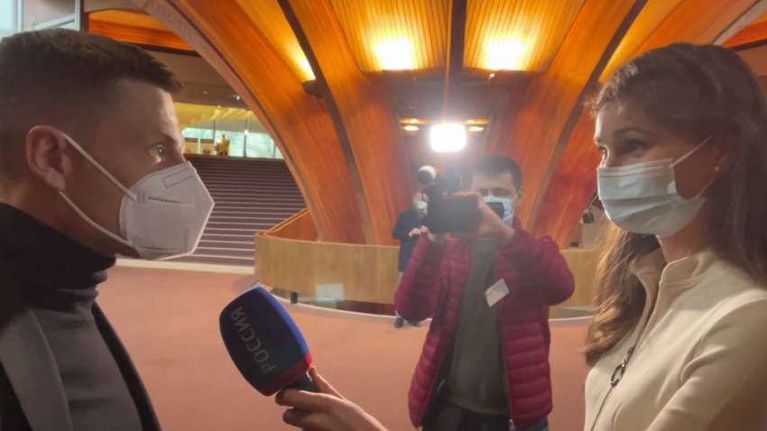 «Вашій делегації місце в кімнаті бруду»: український нардеп в ПАРЄ посперечався з російськими журналістами