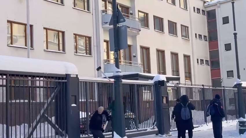 В Росії напали на посольство. Його закидали кувалдами (ВІДЕО) В Росії напали на посольство. Його закидали кувалдами (ВІДЕО)