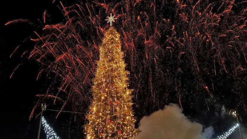 Шестиконечная звезда вместо сказочной шляпы- на главной ёлке страны поменяют скандальную верхушку