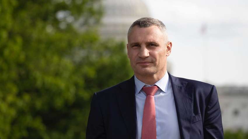 Информатаки против Кличко инициировал Ермак, а воинов ВСУ использовали в темную – политолог