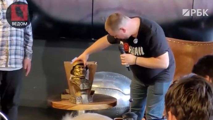 Вслід за знищеним Татарським: Рупори Кремля отримали поштою статуетки