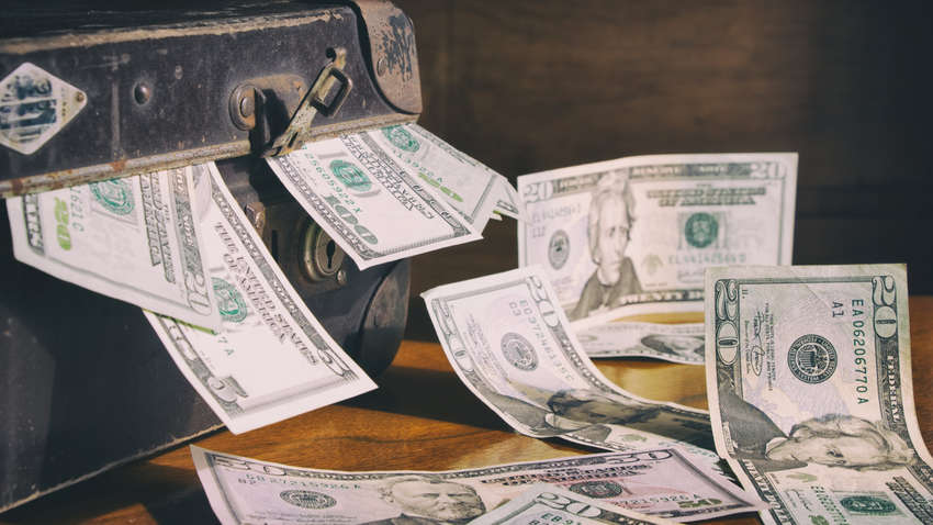 Француженка нашла в подвале чемодан с 500 тысячами евро Француженка нашла в подвале чемодан с 500 тысячами евро