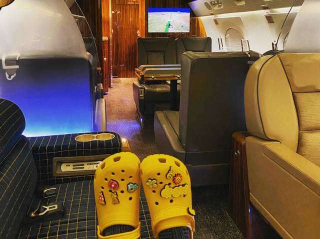 Стюардесса рассказала, какую обувь ни в коем случае нельзя обувать в самолет