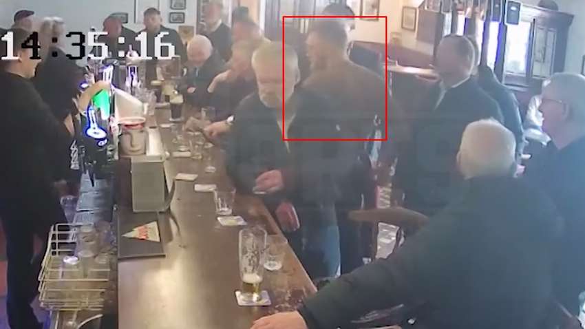 Макгрегор ударил пожилого мужчину за отказ выпить его виски