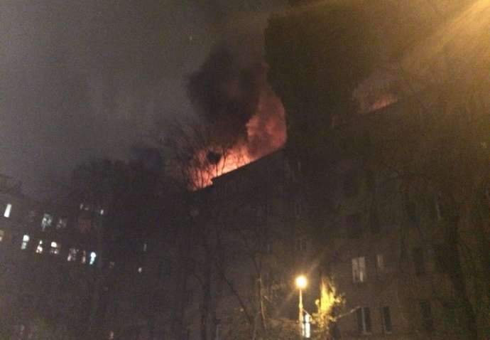 У центрі Києва горить житловий будинок