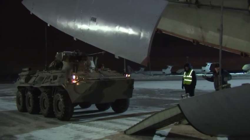 Кремль продолжает переброску солдат и техники в Казахстан Кремль продолжает переброску солдат и техники в Казахстан