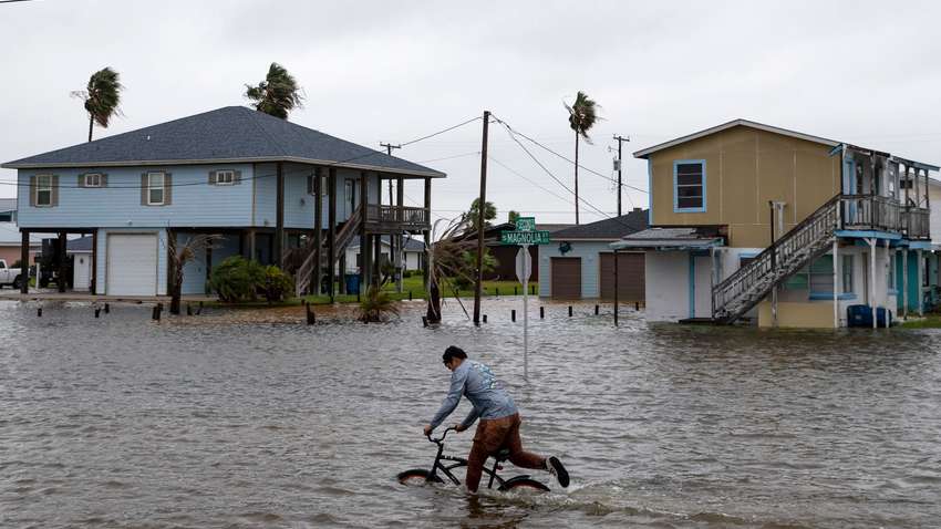 Техас охопила потужна тропічна буря: з'явилися фото і відео
