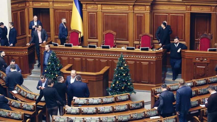 ТОП-5 событий среды: драка у Рады, особый статус Донбасса и "маленький суд" для рейдеров