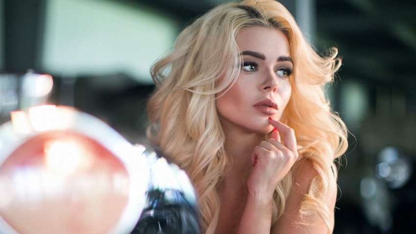 Вся в белом: Алина Гросу вышла в свет с вероятным возлюбленным