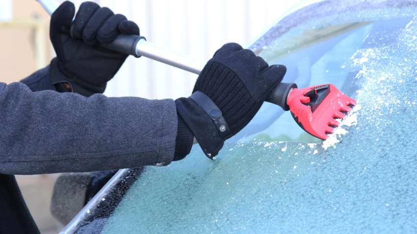 Лід на автомобільному склі: звідки це береться і як цього позбутись Лід на автомобільному склі: звідки це береться і як цього позбутись