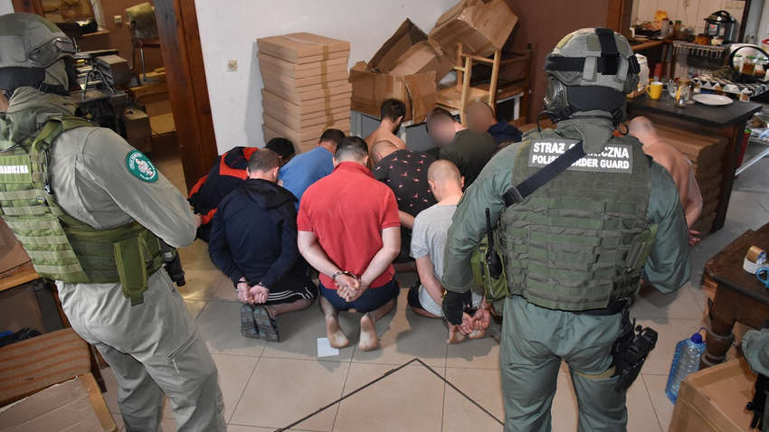 У Польщі затримали 26 українців за незаконне виготовлення сигарет 