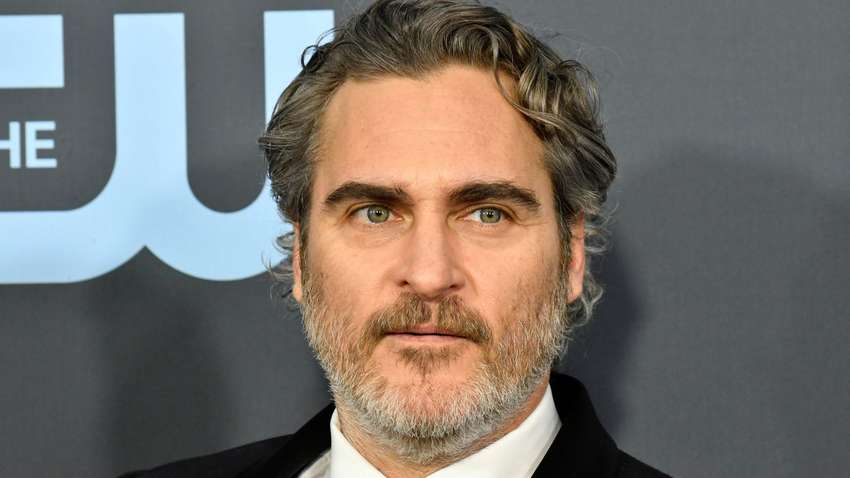 Хоакину Фениксу пообещали щедрый гонорар за сиквел «Джокера» Хоакину Фениксу пообещали щедрый гонорар за сиквел «Джокера»