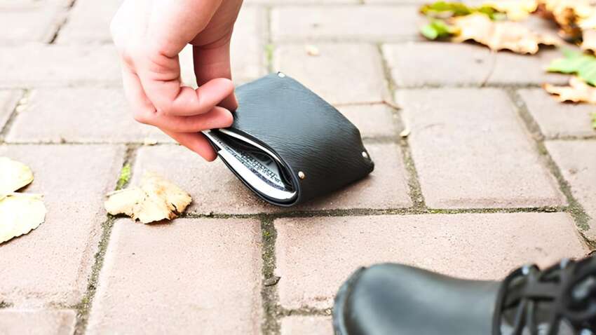 «Золотий пил чи прокляття?» — що робити, якщо знайшов гроші на дорозі, за прикметами, езотериками та психологами