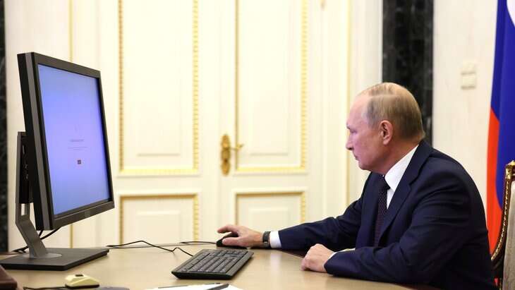 Путін тепер змушений розпродати Росію: про що Москву попереджали ще 1997 року