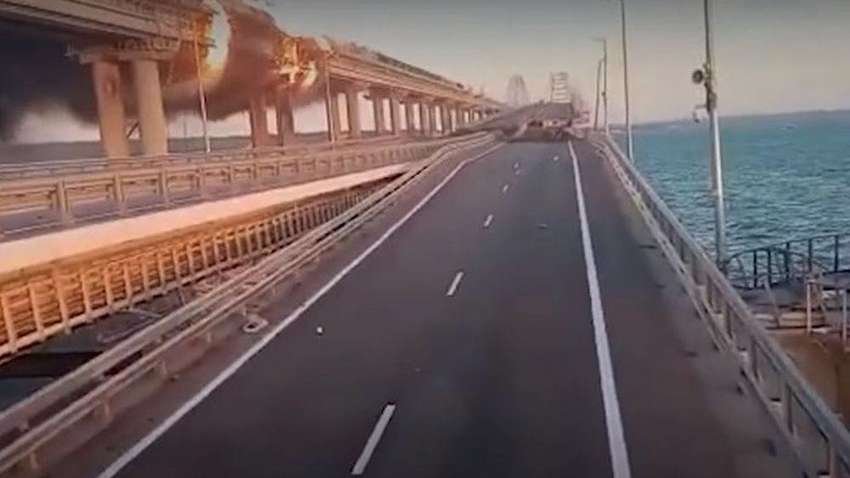 Як відреагували у Києві та Москві на підрив Кримського мосту – що варто чекати далі
