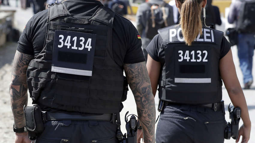 Теракт в Берліні: 190 поліцейських обшукують квартиру підозрюваного ісламіста Теракт в Берліні: 190 поліцейських обшукують квартиру підозрюваного ісламіста