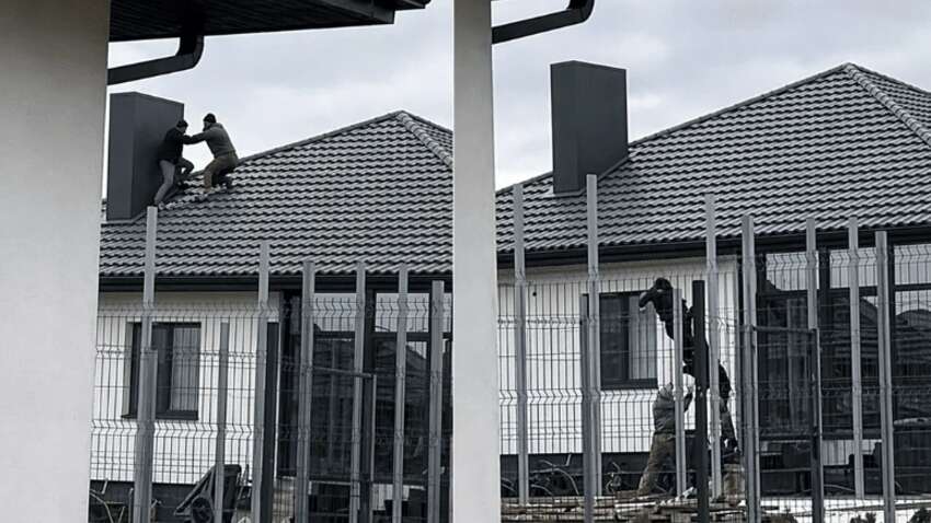 Появилась реакция ТЦК на скандальное видео, где мужчина боролся с военным на крыше дома 